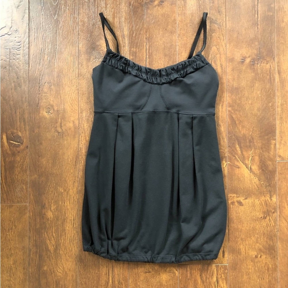 Lululemon Size 6 Tank Top. Black. Very Flattering For The Tummy! Medium